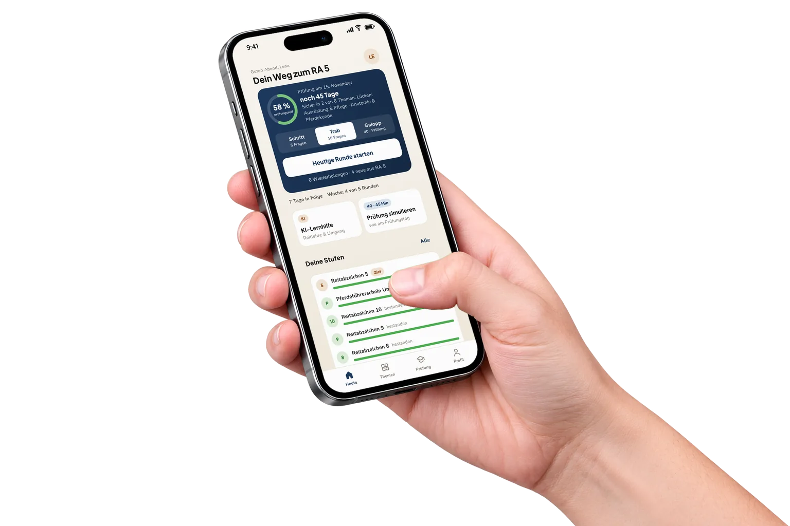 Eine Hand hält ein Smartphone mit der Hufschlag-Startseite „Dein Weg zum RA 5“: Prüfungsreife 58 %, Tagesrunde und Lernstufen.